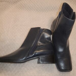 *NEW* BRUNO VALENTI Square Toe Navy Blue Leather Ankle Boot- 7.5
